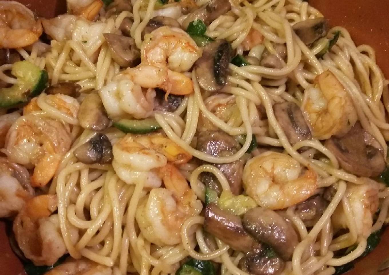 Pasta with shrimp and vegetables