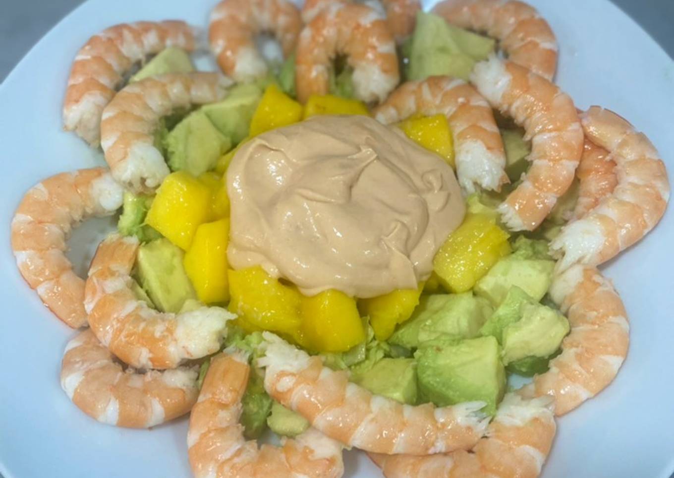 Ensalada de langostinos con salsa rosa