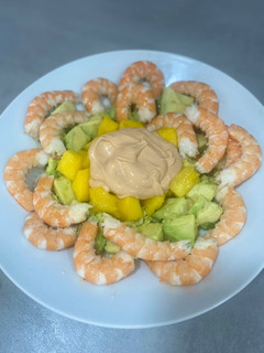 Una foto de Ensalada de langostinos con salsa rosa