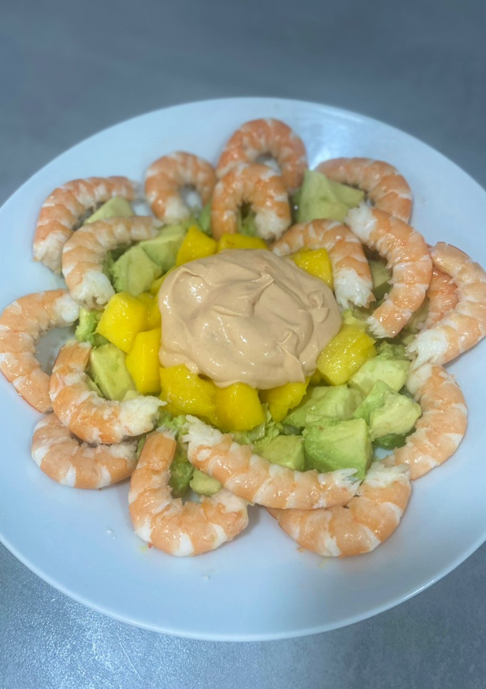 Una foto de Ensalada de langostinos con salsa rosa
