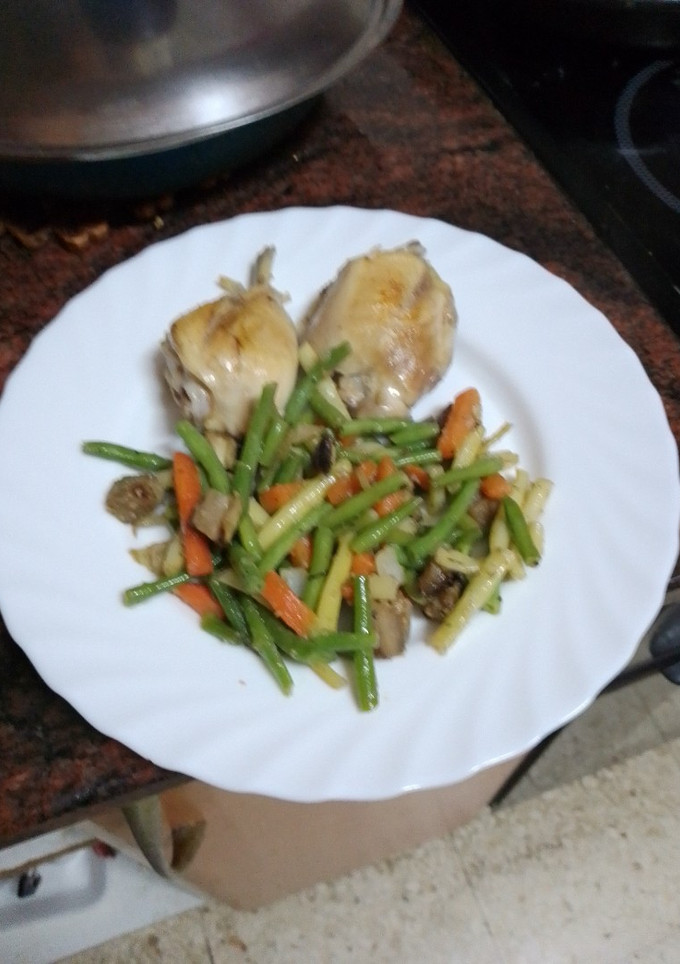 Una foto de Muslo de pollo cocido y frito con salteado de verduras
