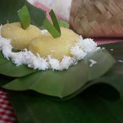 รูปของ Singkepe (singkong kelapa tape)