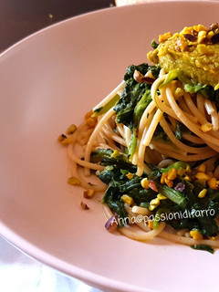 Foto di Spaghetti di farro con friarielli dal sapore mediterraneo vegan