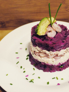 Una foto de Causa limeña con papa violeta o chilota