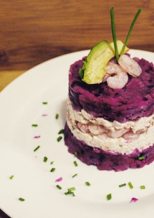 Una foto de Causa limeña con papa violeta o chilota