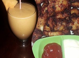 Una foto de Batido de melón 🍹 / Pollo frito con salsa de tomate 🍅