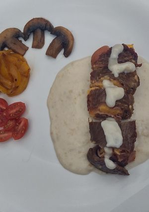 Una foto de Rollitos de tasajo con salsa bechamel