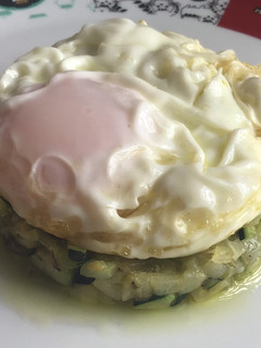Una foto de Huevo frito con calabacín