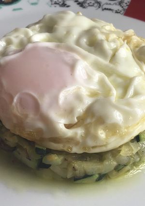 Una foto de Huevo frito con calabacín
