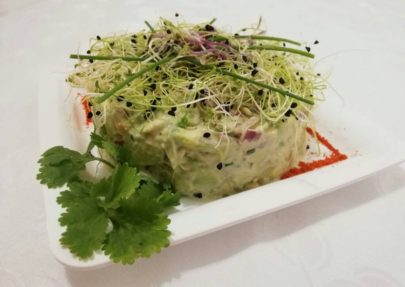 Ensaladilla picante de aguacate y cangrejo