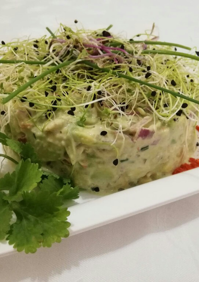 Una foto de Ensaladilla picante de aguacate y cangrejo