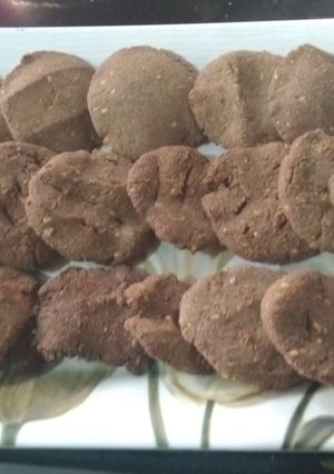 बाजरे की तिल गुड़ वाली मठरी (Bajre ki till gur mathri recipe in Hindi) रेसिपी मुख्य फोटो