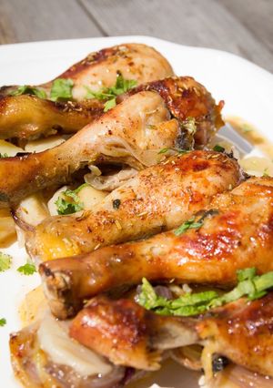 Una foto de Muslos 🍗 de pollo al horno súper sabroso