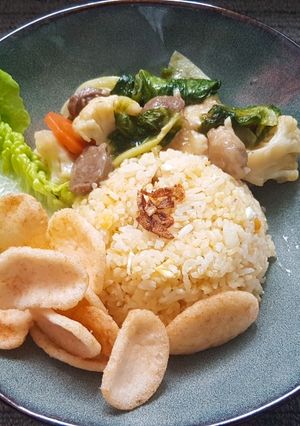 A picture of Stir Fried Veggies with Extra Leftover Chicken and Meatballs.