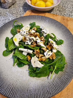 Una foto de Ensalada de espinacas, queso de cabra, nueces y vinagreta de miel mostaza