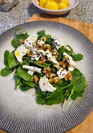 Una foto de Ensalada de espinacas, queso de cabra, nueces y vinagreta de miel mostaza