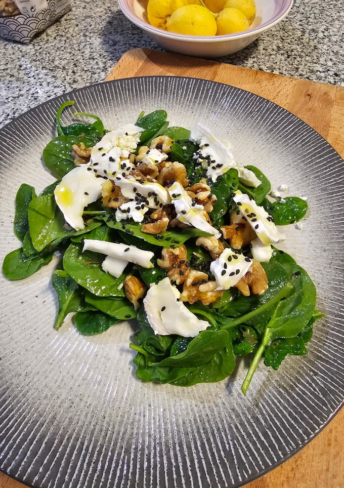 Una foto de Ensalada de espinacas, queso de cabra, nueces y vinagreta de miel mostaza