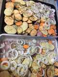Filet de gatuzo al horno con papas, batatas rústicas y cebollas