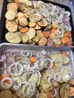 Una foto de Filet de gatuzo al horno con papas, batatas rústicas y cebollas