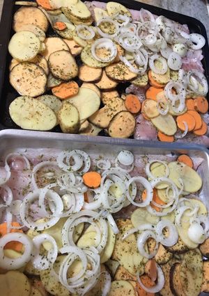 Una foto de Filet de gatuzo al horno con papas, batatas rústicas y cebollas