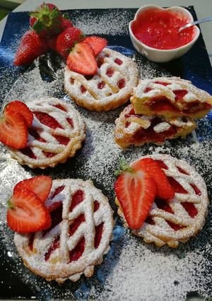Foto di Crostatine di frolla all'olio con crema alle fragole homemade