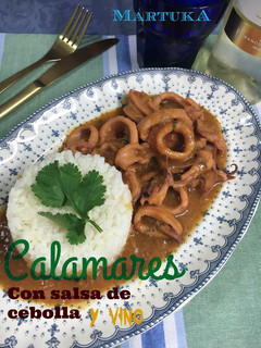 Una foto de Calamares con salsa de cebolla y vino