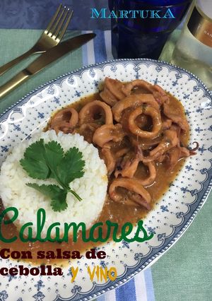 Una foto de Calamares con salsa de cebolla y vino