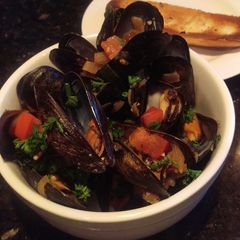 A picture of Steamed Mussels in White Wine.