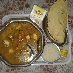 A picture of Paneer sambhar.
