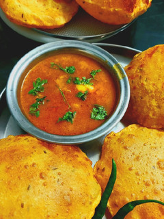 A picture of Saunf Masala Puri Aur Aloo Tamatar ki Sabji.