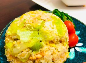 Una foto de Arroz frito con lechuga Chāhan Japonés LETASU CHAJAN🇺🇾🇯🇵レタス炒飯