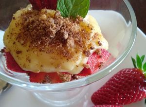 Foto di Coppa con crema di limone, fragola e briciole di biscotto