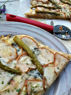 Foto de Pizza de Pera e queijo Azul com Nozes