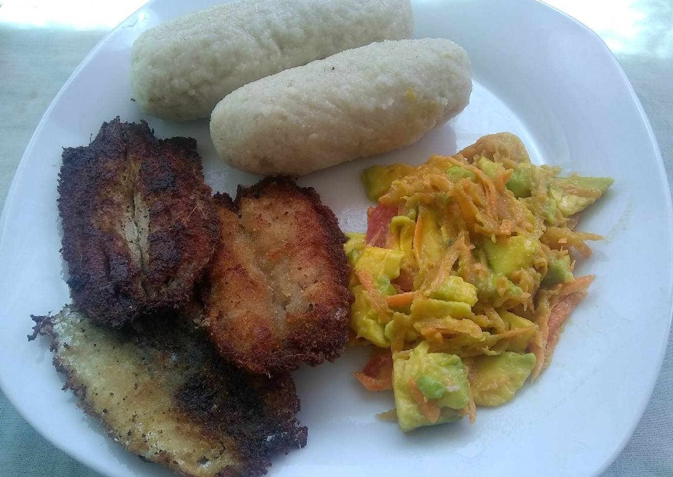 Croquetas de sardina, bollito de maíz y ensalada de aguacate