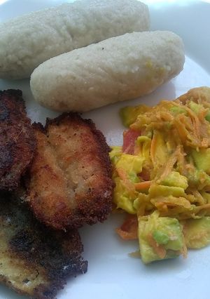 Una foto de Croquetas de sardina, bollito de maíz y ensalada de aguacate
