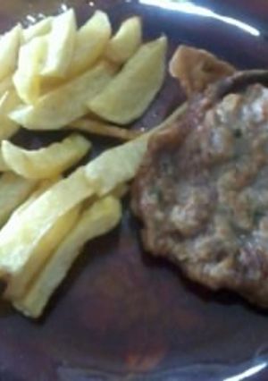 Una foto de Marineras de carne con bastones de papas
