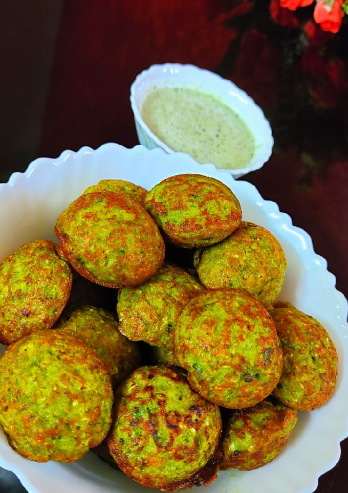 A picture of Moong dal Appe.