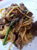 Espaguetis con champiñones, ajos, cayena y alcaparras