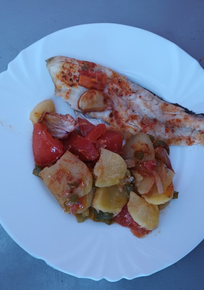 Una foto de Lubina al horno con verduras 🐟🐟🐟