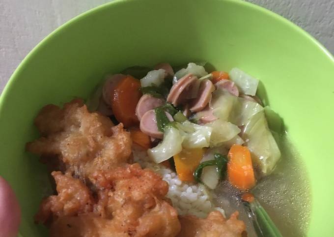 Sayur sop sosis  dan  ayam suwir tepung