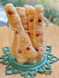 Cheese crackers with pink peppers