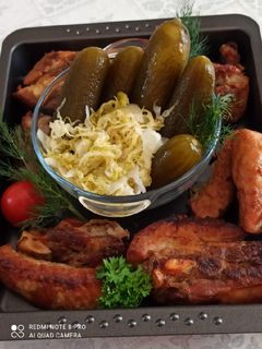 Hagymás oldalas, kovászolt uborkával és káposztával recept fotója