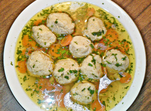 Zsidó maceszgombóc, a tyúkhúslevesbe recept fotója