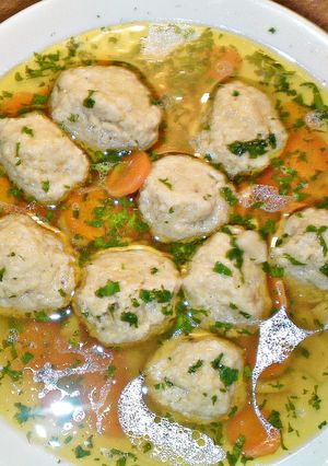 Zsidó maceszgombóc, a tyúkhúslevesbe recept fotója