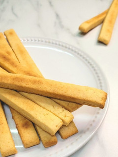 硬梆梆香濃牛奶棒餅乾,解饞磨牙最佳點心 的食譜成品照片