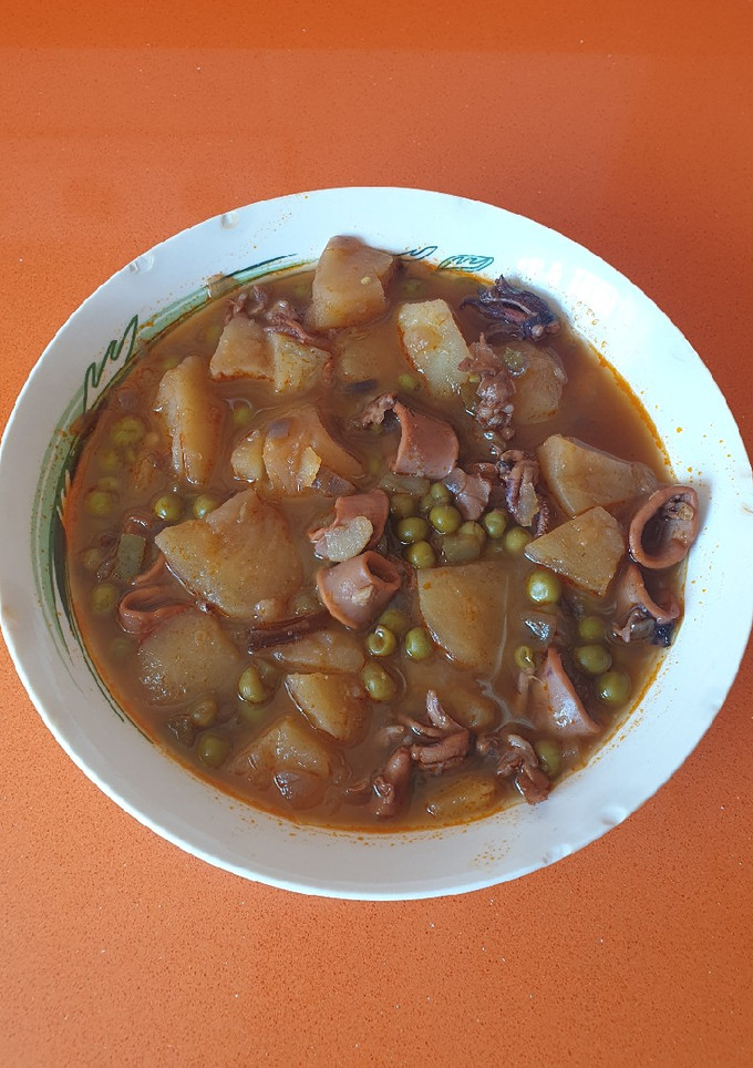 Una foto de Guiso humilde de calamares (olla exprés o multifunción)