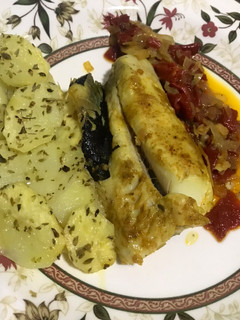 Una foto de Merluza mediterránea con pimientos de piquillo