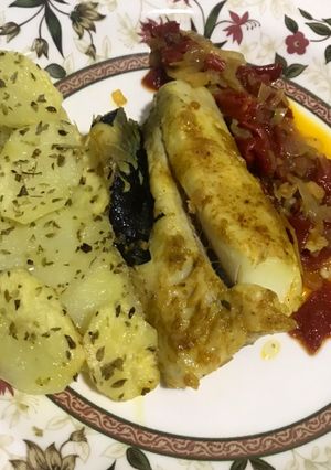 Una foto de Merluza mediterránea con pimientos de piquillo