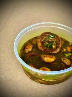 Une photo de Champignons à la sauce chien