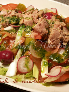 Una foto de Ensalada de encurtidos y atún